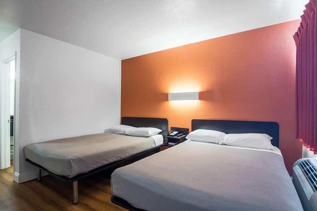 6 - Pensacola West Motel