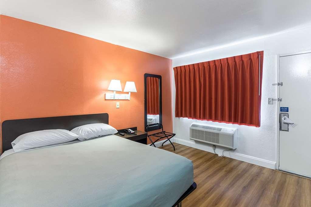 Motel 6 - Pensacola West 2*
