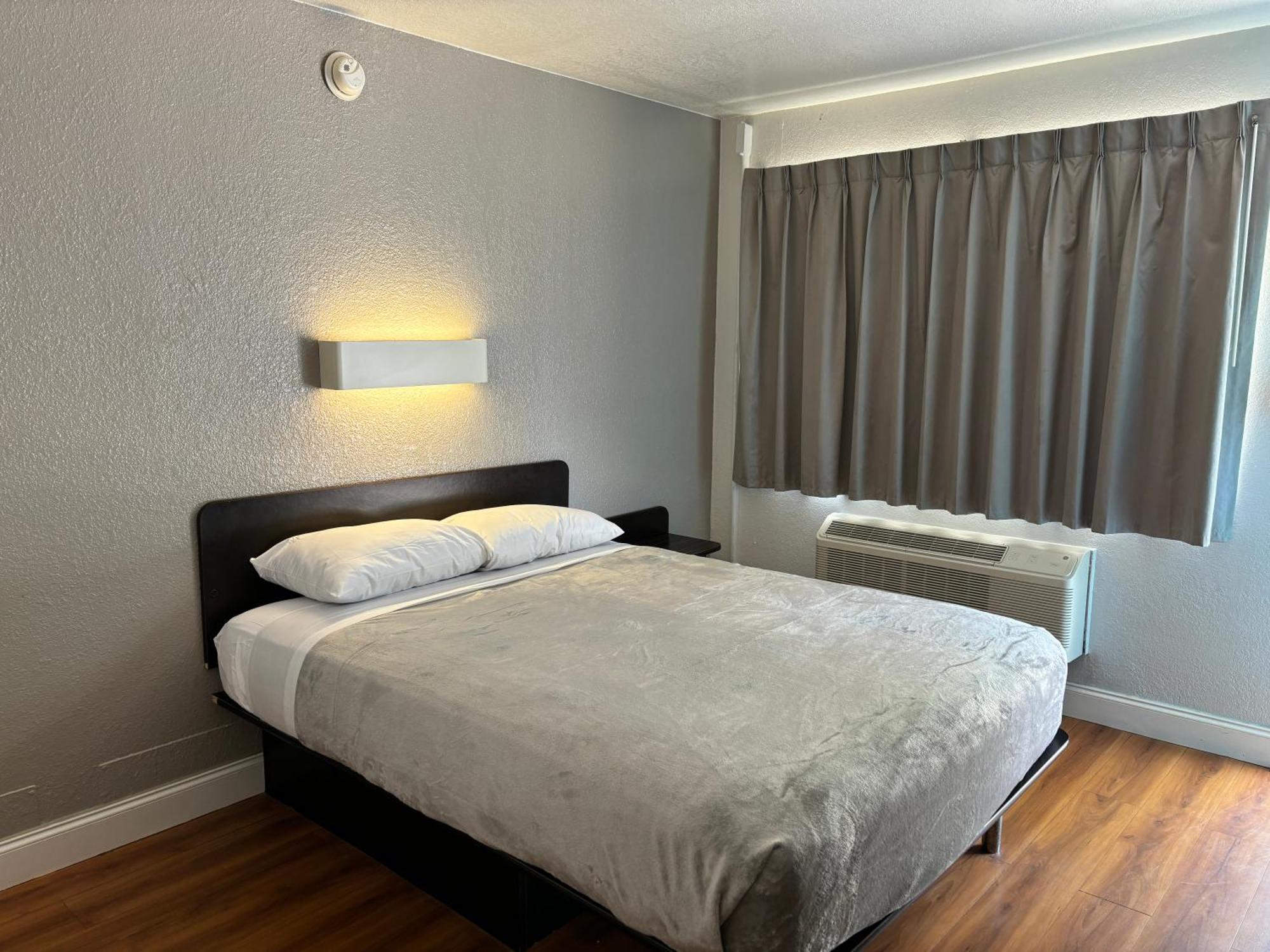 Motel 6 - Pensacola West 2*